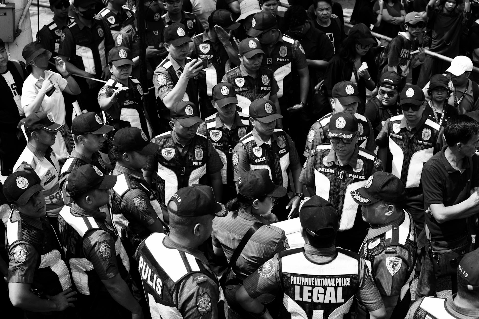 Foto oknum wartawan yang menjadi viral di media sosial mendapat perhatian publik dan desakan agar polisi segera bertindak menangani kasus tersebut