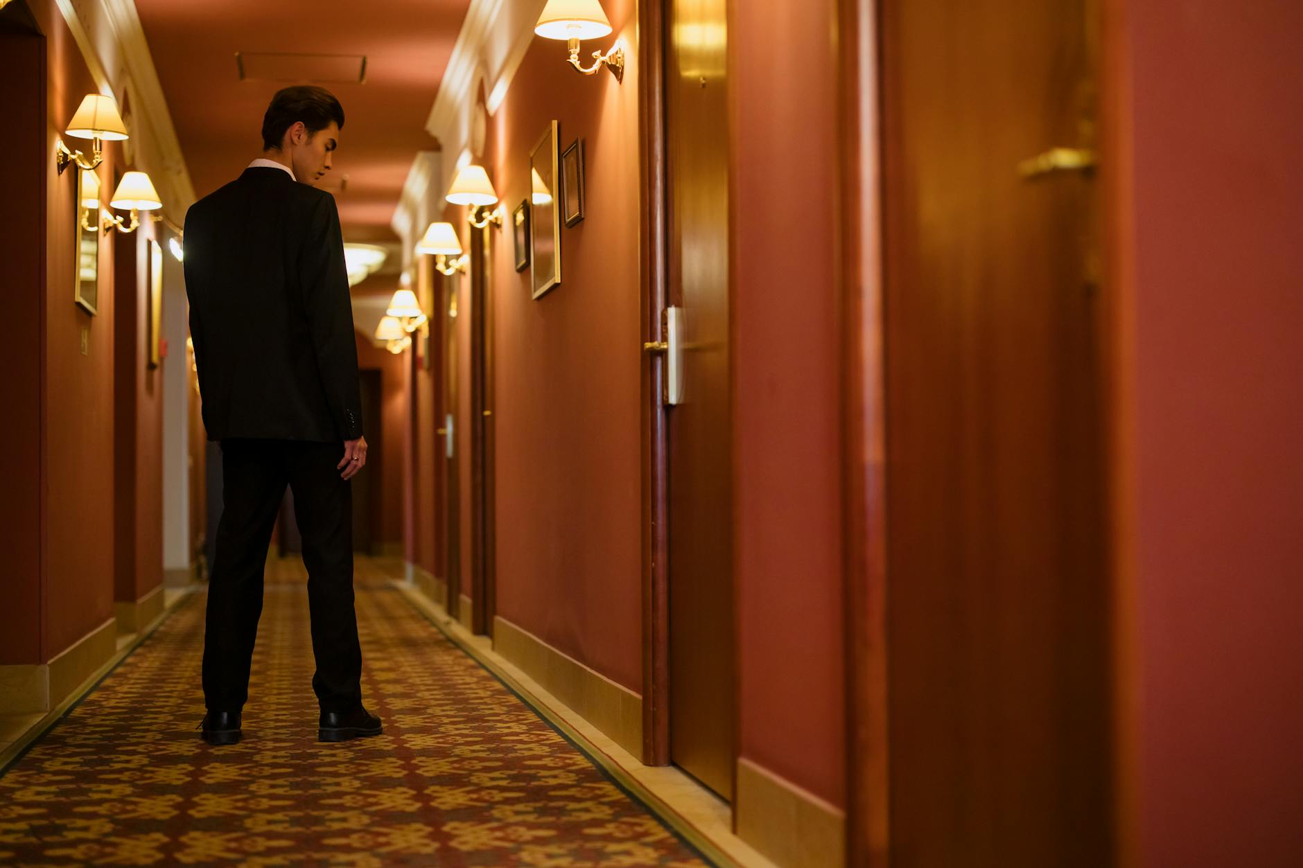 Insiden pengeroyokan remaja di sebuah hotel di Pontianak yang menyebabkan kegemparan dan menimbulkan kekhawatiran tentang keselamatan di kalangan masyarakat