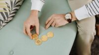 Harga Emas Hari Ini Naik, Investor Mulai Berburu Logam Mulia